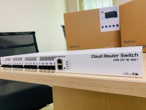 Hình ảnh sản phẩm thiết bị chuyển mạch, định tuyến Mikrotik CRS317-1G-16S+RM với 16 cổng SFP+ 10G